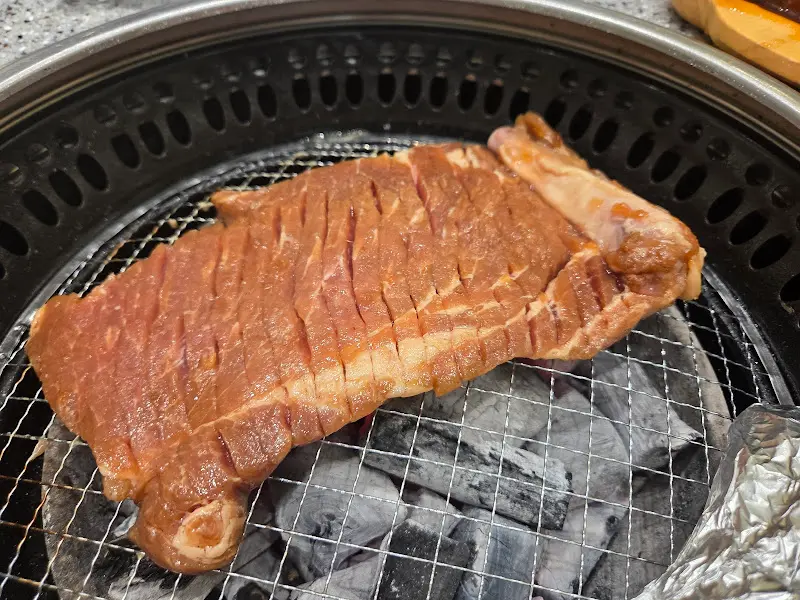 불판 위의 돼지갈비