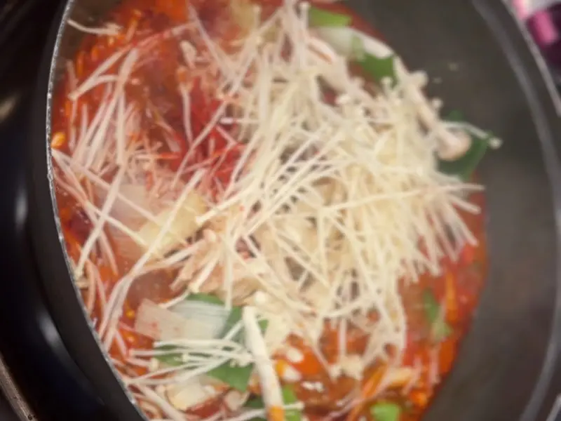 팽이버섯이 듬뿍 올라간 등갈비찜