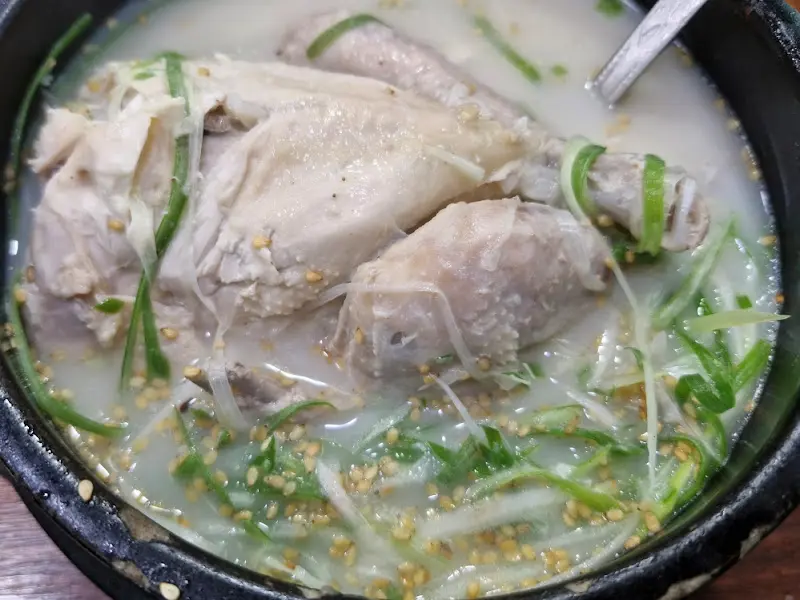 파채가 듬뿍 올려진 삼계탕