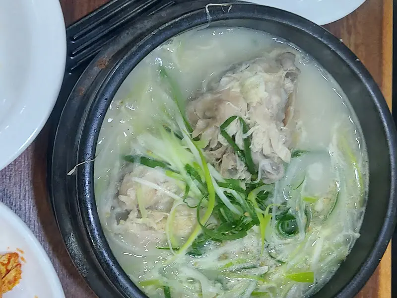 깔끔하게 비워진 뚝배기