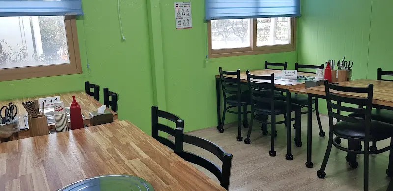 으뜸가든 내부 테이블