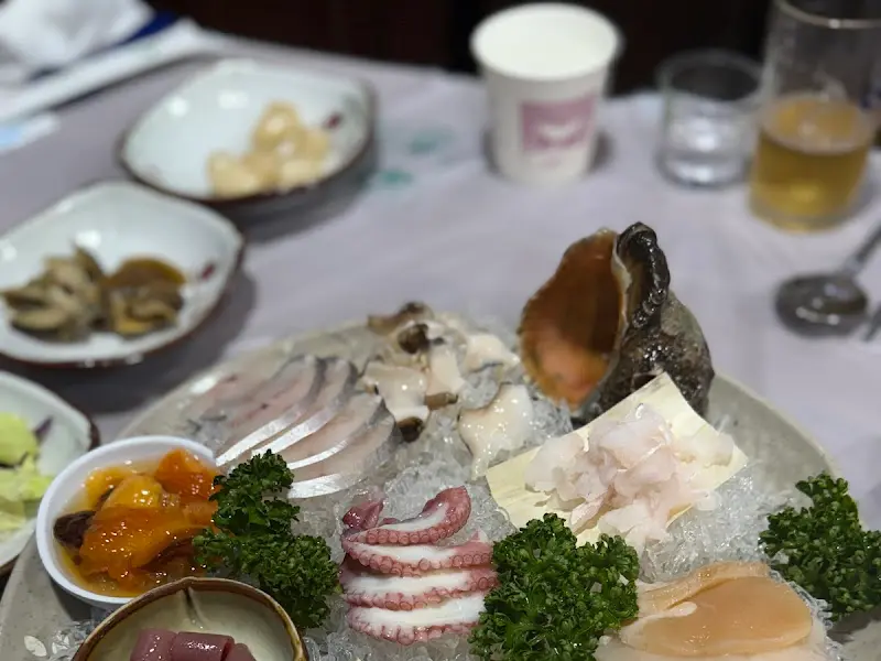 다양한 해산물이 담긴 한 접시