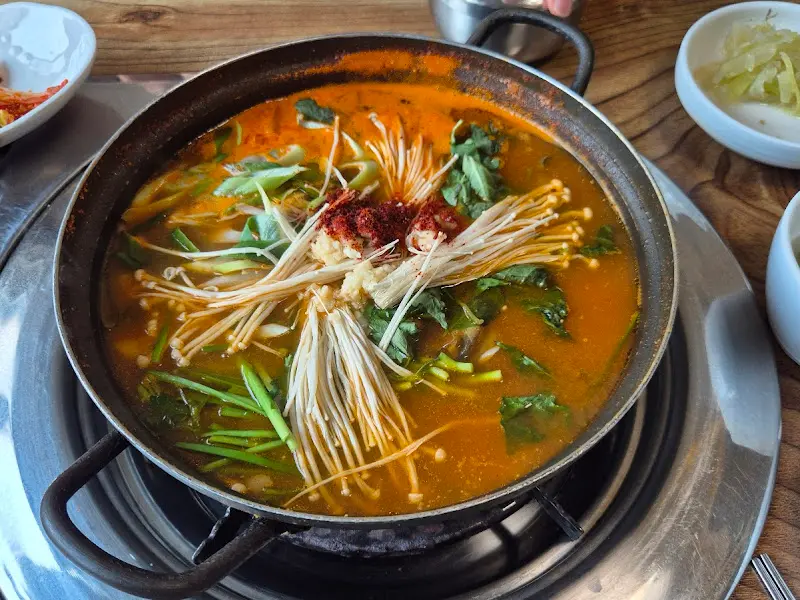 다진 마늘과 땡초를 넣은 추어탕