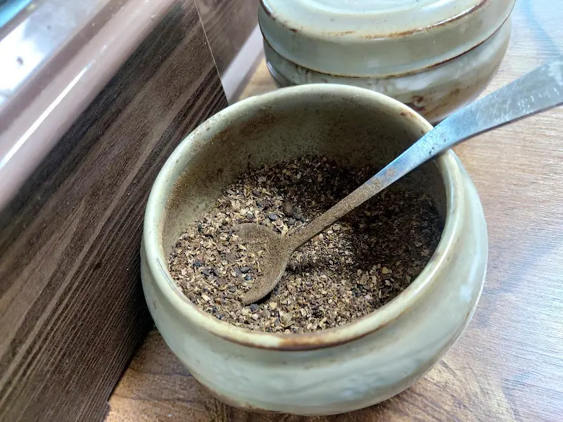 테이블 위에 놓인 양념통