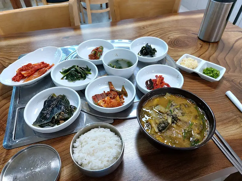 푸짐한 반찬과 추어탕