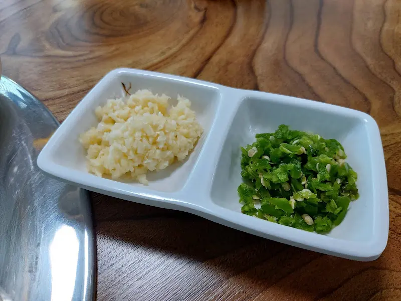 다진 마늘과 고추