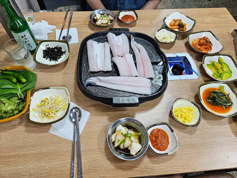 장어와 밑반찬 한 상 차림