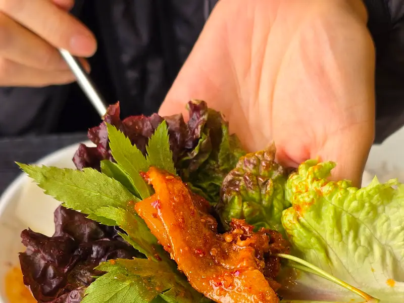 싱싱한 쌈 채소와 두루치기의 환상적인 조합