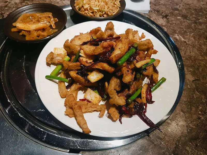 테이블 위에 놓인 양고기 튀김