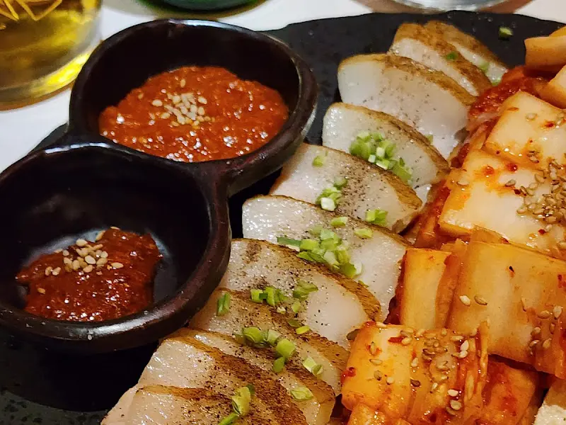 항정살, 김치, 소스 클로즈업