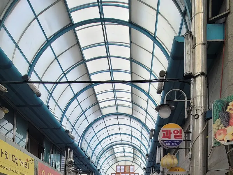 시장 천장 모습