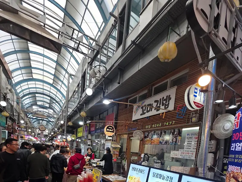 시장 내부 풍경