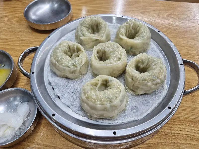 윤기가 흐르는 손만두