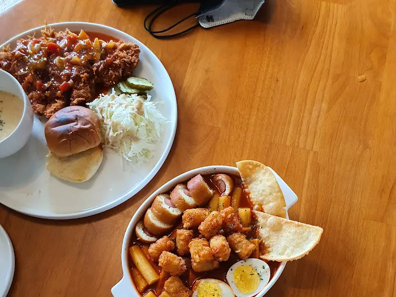 돈까스와 떡볶이 한 상 차림