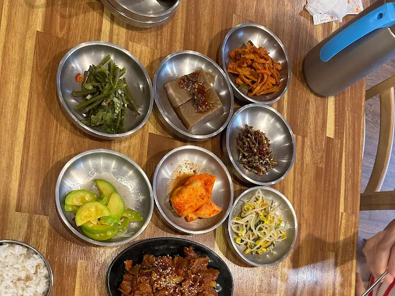 다채로운 밑반찬과 제육볶음