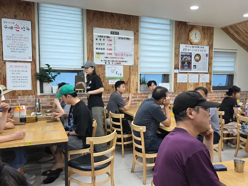 식사하는 손님들