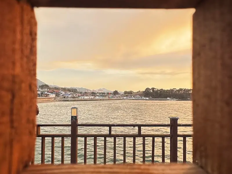 액자 프레임처럼 보이는 바다 풍경