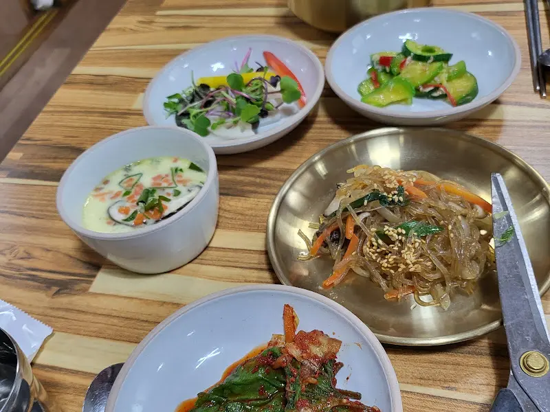 다채로운 반찬들이 정갈하게 담겨 있는 모습