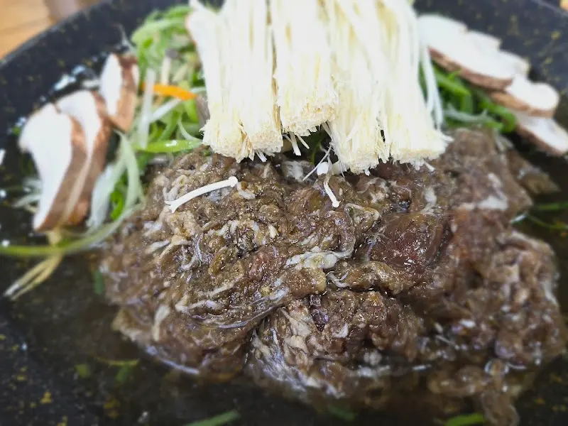 불판 위에서 익어가는 한우 불고기의 모습