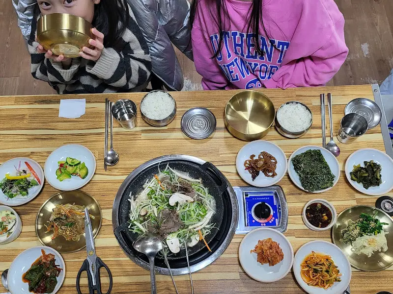 아이들과 함께 식사하는 모습