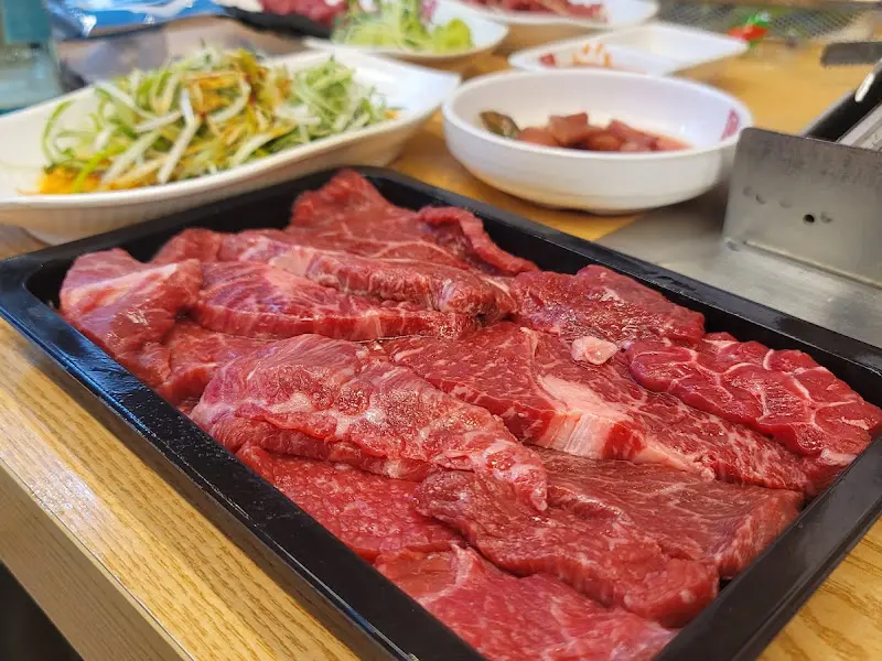 한상 가득 차려진 맛깔나는 반찬들