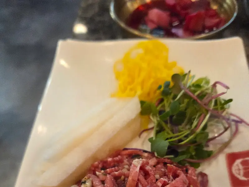 보기만 해도 군침이 도는 육회 한 상