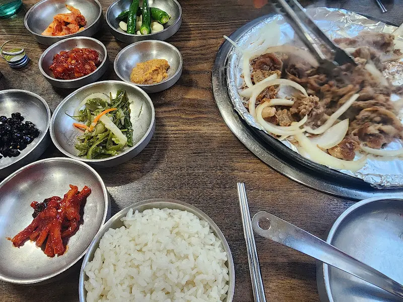 다채로운 밑반찬과 불백