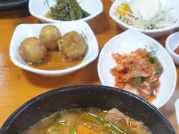 옛맛 그대로, 충주에서 만나는 윤달오리전문점의 푸근한 시골 밥상 같은 삼겹살 맛집