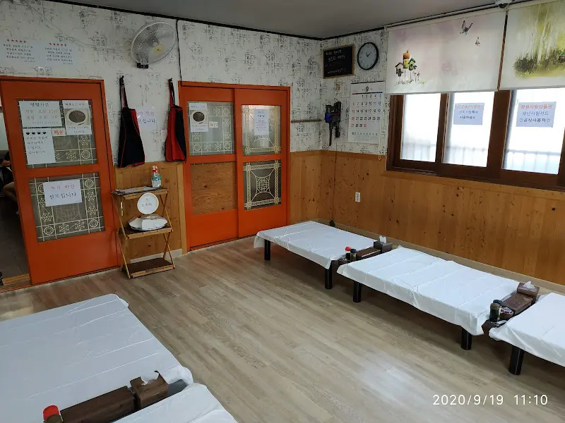 좌식 테이블이 마련된 싹이식당 내부