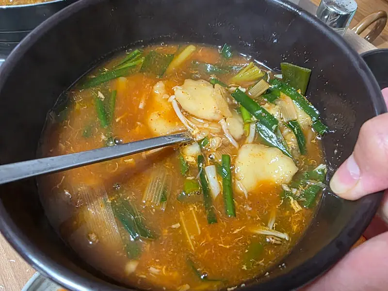 뚝배기 가득 담긴 꾹저구탕