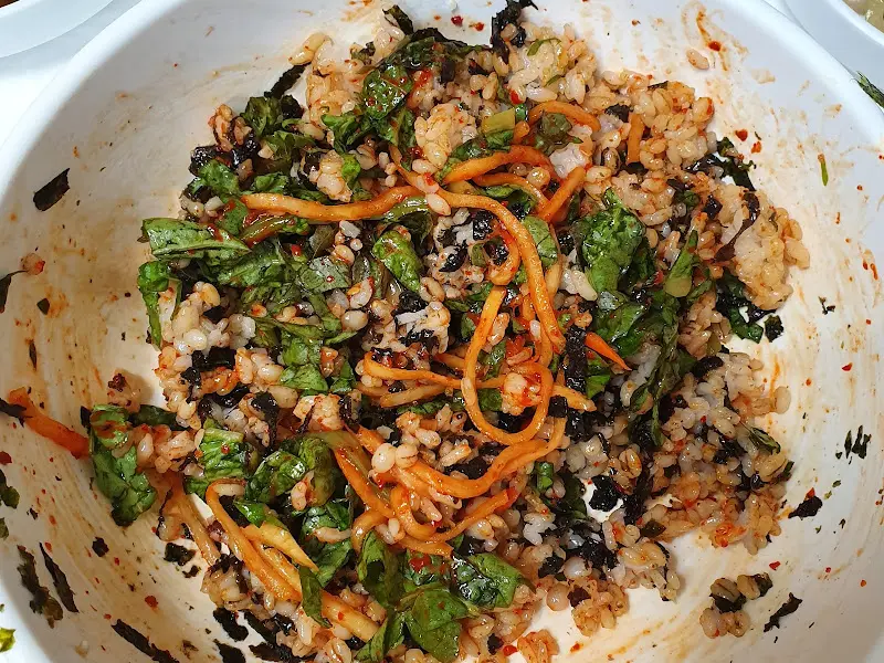 맛깔스러운 보리 비빔밥