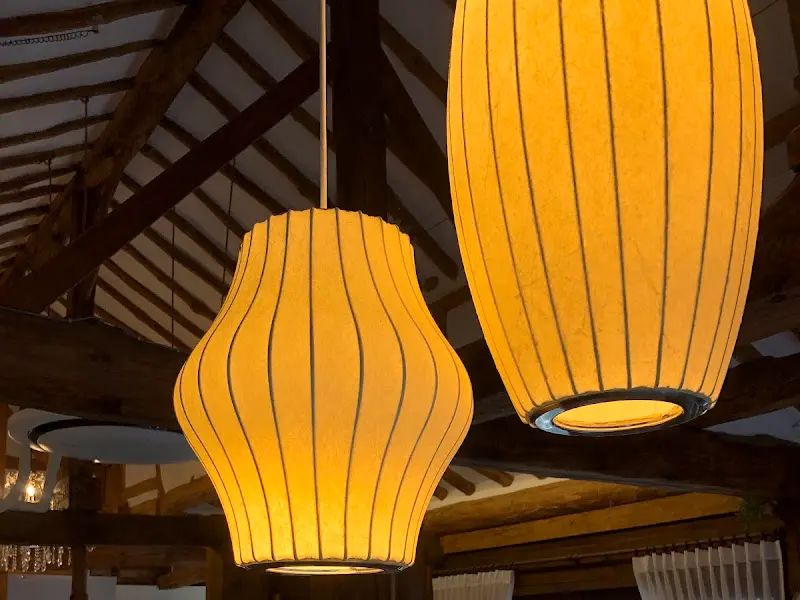 카페 내부 조명