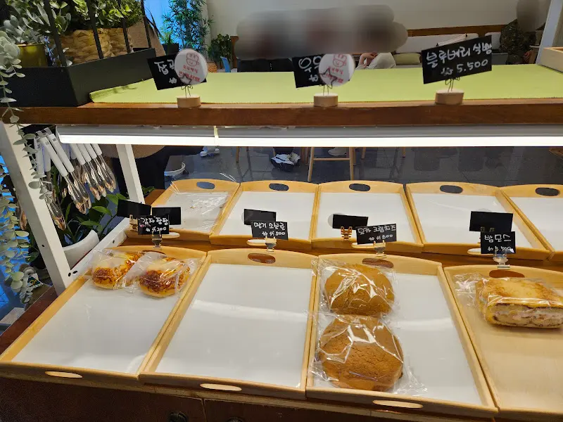 모란빵집 빵 진열대