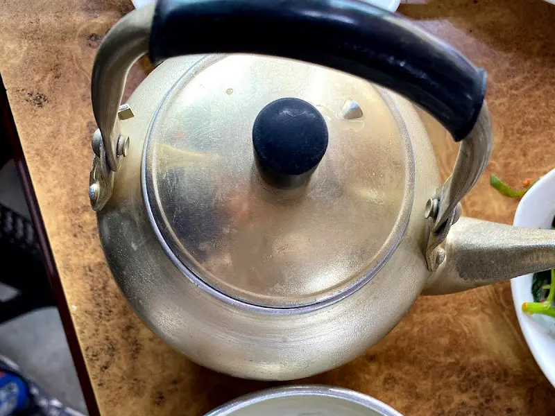 따뜻한 물이 담긴 주전자