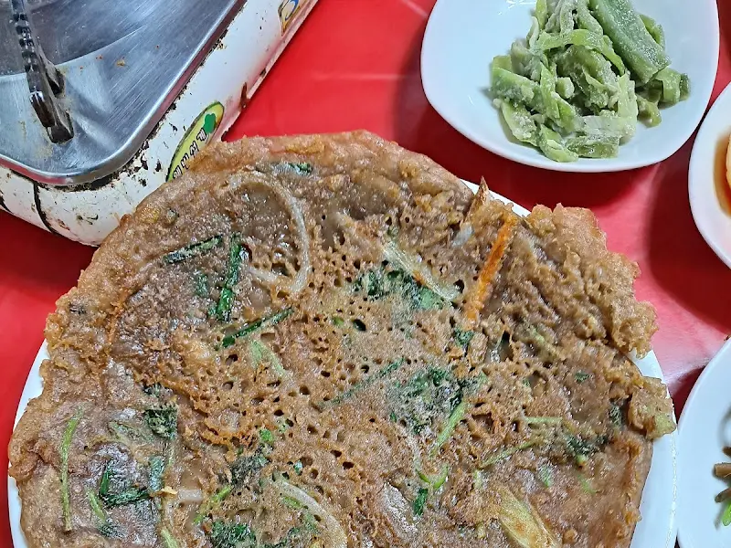 노릇하게 구워진 도토리전