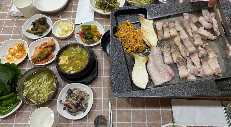 주물판 위에 구워지는 오겹살