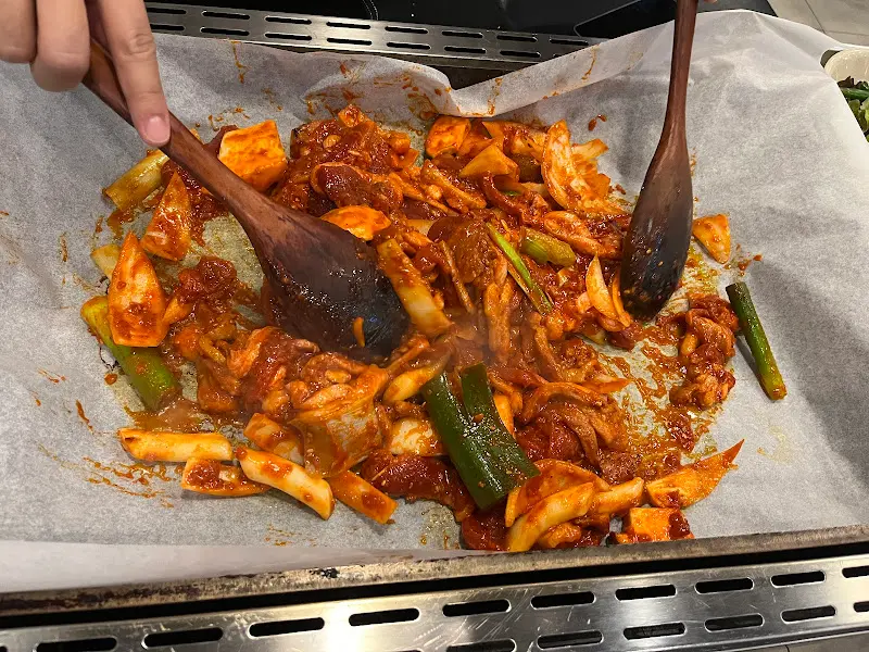 오리주물럭 볶는 모습