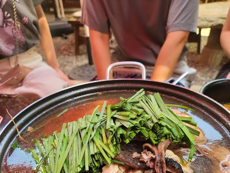 능이버섯이 듬뿍 올라간 오리백숙