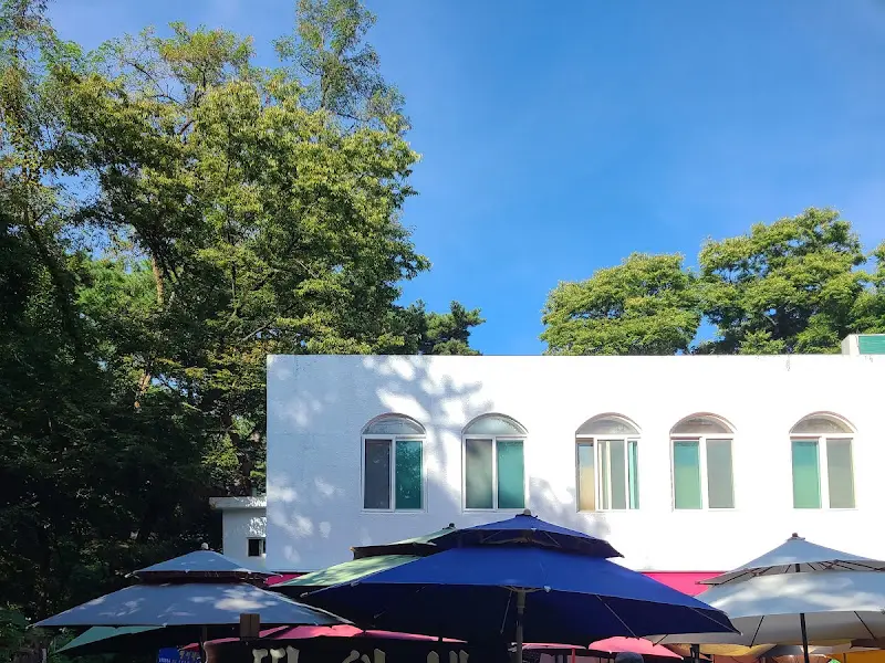 맑은 하늘과 땅이네 건물