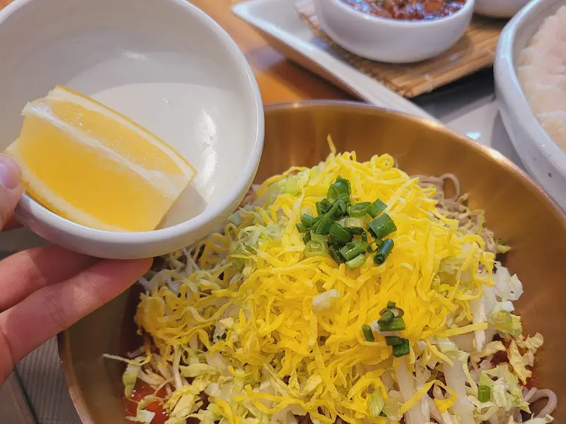 상큼함을 더하는 레몬즙이 포인트인 비빔 막국수