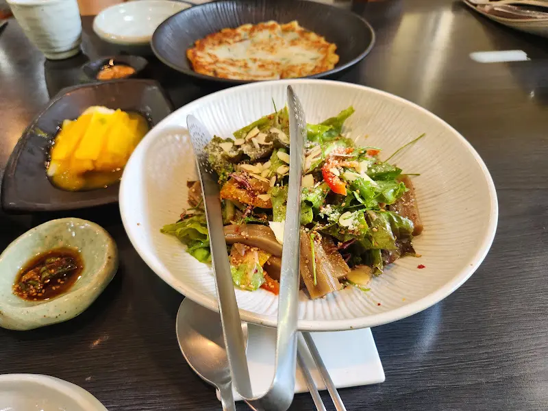 싱그러운 도토리묵 샐러드