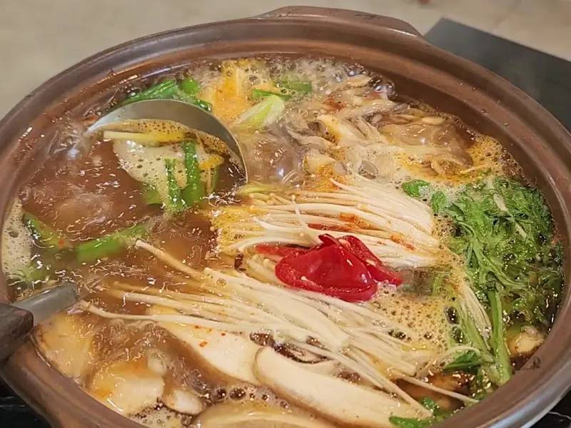 시원하고 깊은 맛의 두부전골