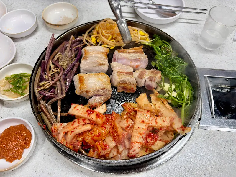 불판 위에서 익어가는 삼겹살