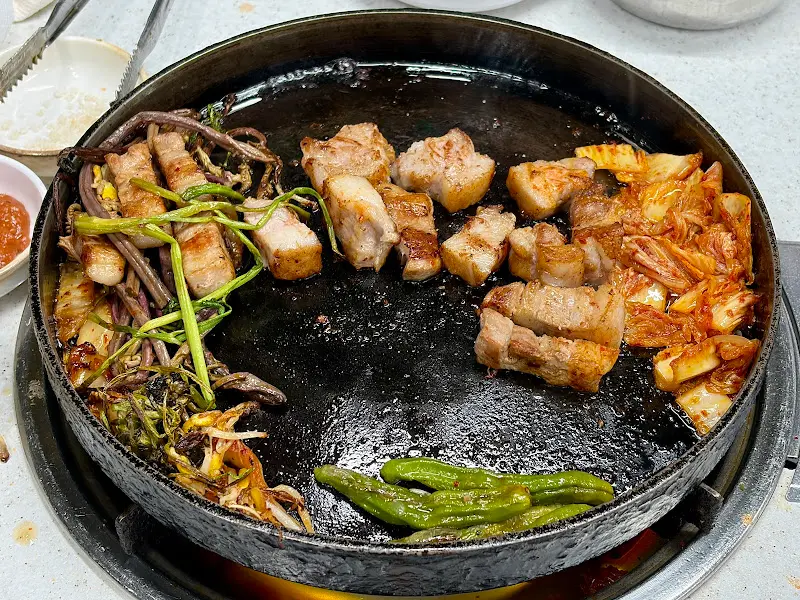 노릇노릇 익은 삼겹살