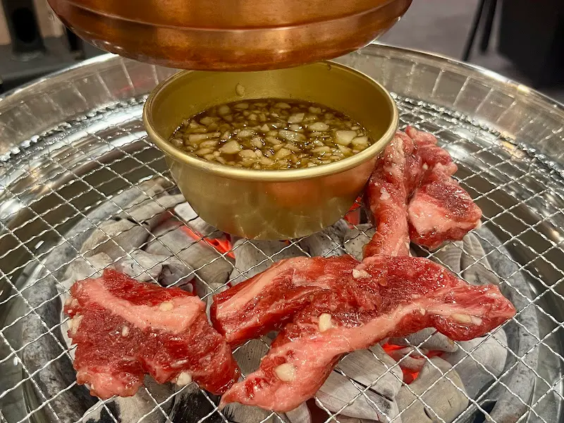 숯불 위에서 익어가는 소주물럭