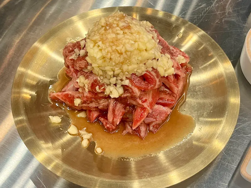 마늘이 산처럼 쌓인 소주물럭