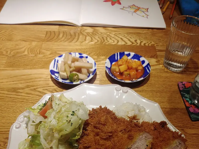 돈까스와 함께 나오는 곁들임 반찬들