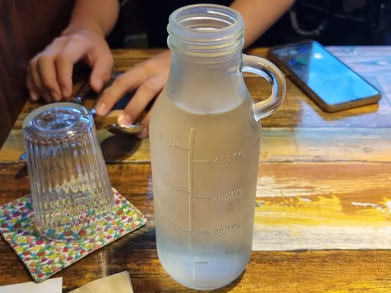 테이블에 놓인 물병과 컵