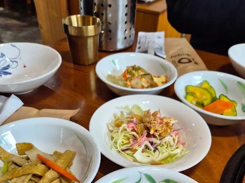 정갈하게 차려진 밑반찬들