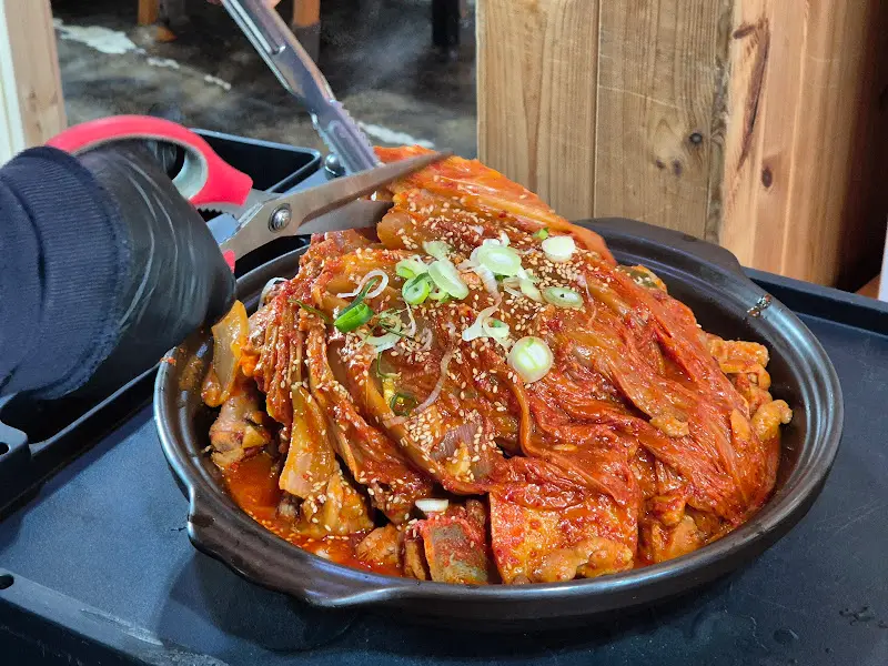 묵은지 닭볶음탕 위에 묵은지를 손질하는 모습